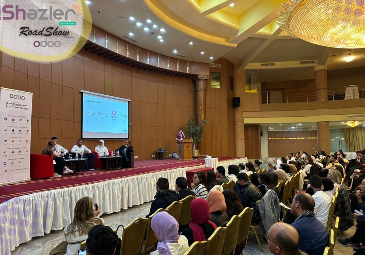 RoadShow Odoo organisé par Shazler à Tunis : salle comble et table ronde sur scène