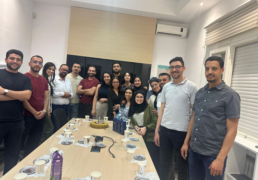 L’équipe Shazler réunie autour d’un gâteau dans la salle de réunion des bureaux de Tunis