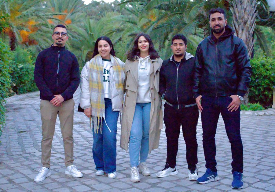 Une partie de l’équipe Shazler en extérieur, dans un jardin en Tunisie